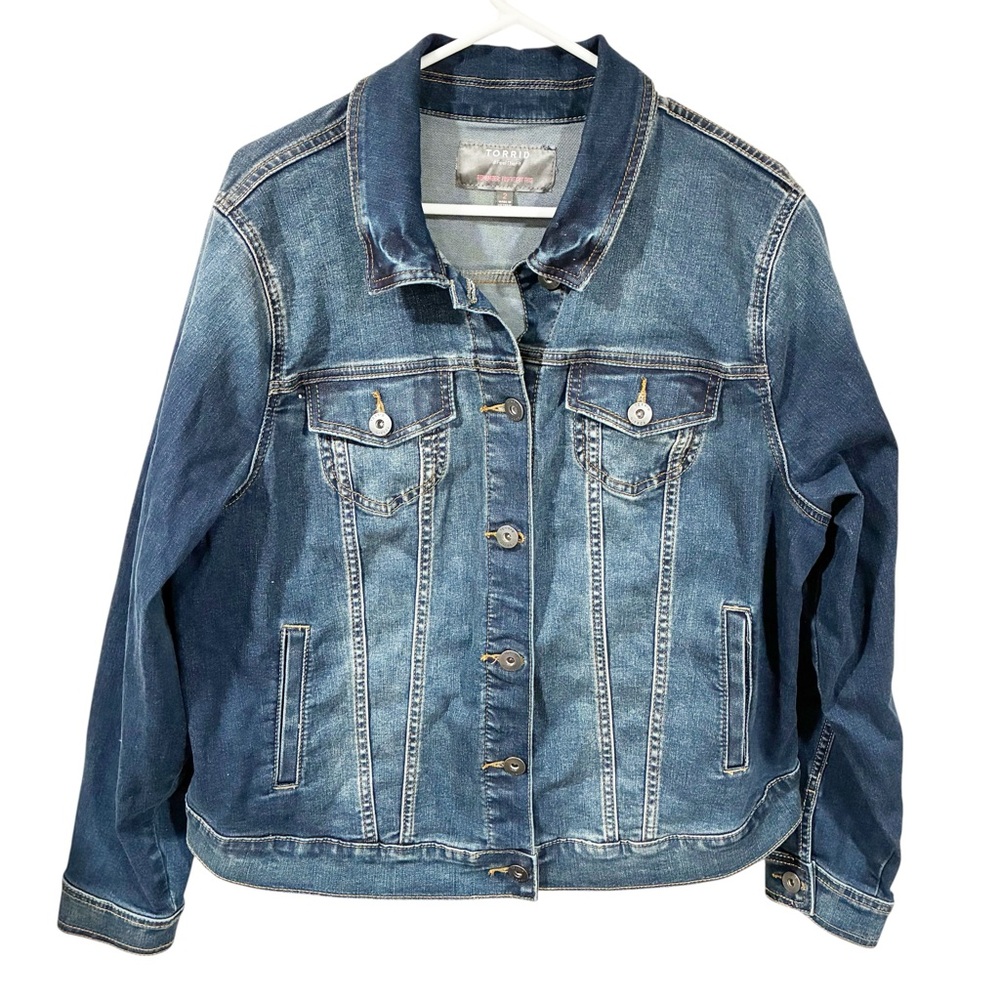 Torrid Plus Size Denim Trucker Jacket‎ - Medium Wash Full Button Size 2X